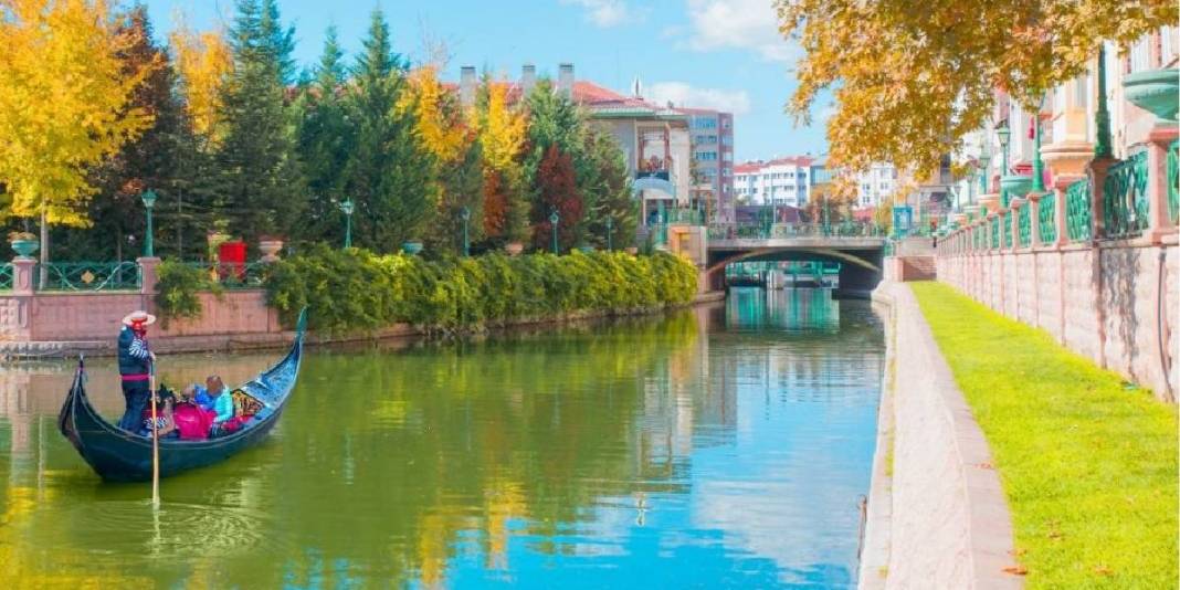 Türkiye’nin yerli Venedik’i! İstanbul ve Ankara’ya bir tren mesafesinde: Avrupa’yı aratmayan bu şehre akın var! 1